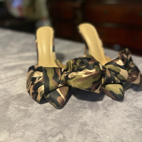 Cute bow heels - Picture 3 of 3